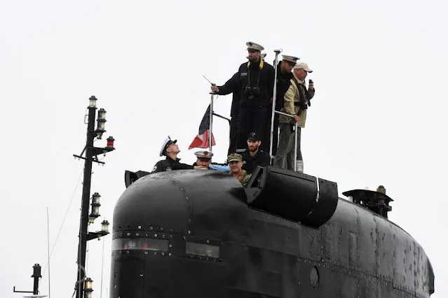 El submarino francés de propulsión nuclear FNS Améthyste (S605) llegó a la Base Naval de Submarinos de New London.