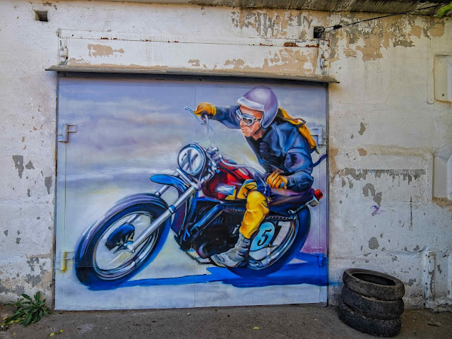 Мотоциклист на дверях гаража