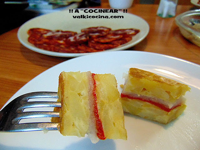 tortilla de patatas rellena de pimientos del piquillo y bacalao ahumado