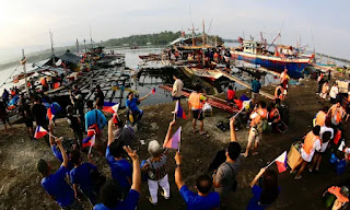 Huge civilian Filipino flotilla heads to disputed shoal to ‘assert sovereign rights’