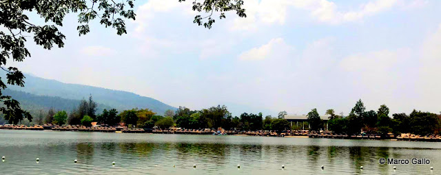 LAGO HUAY TUNG TAO LA PLAYA DE CHIANG MAI, TAILANDIA. VISITANDO A KING KONG