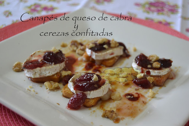 Canapés de queso de cabra y cerezas confitadas