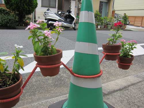 Cone de trânsito com flores