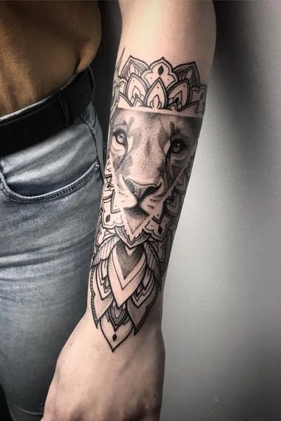 imagen de un tatuaje de león para mujer en el antebrazo