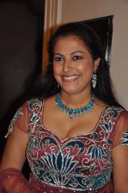 indian aunty anusha cleavage show images