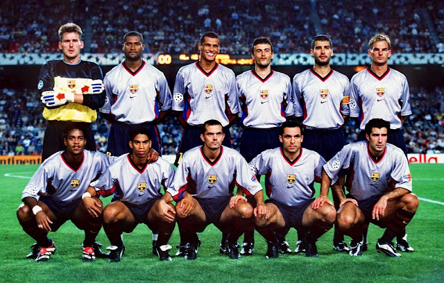 F. C. BARCELONA. Temporada 1999-2000. Hesp, Bogarde, Rivaldo, Luis Enrique, Guardiola, Ronald De Boer. Kluivert, Reiziger, Cocu, Sergi y Figo. F. C. BARCELONA 4 ACF FIORENTINA 2. 22/09/1999. Liga de Campeones, 1ª fase de grupos, jornada 2. Barcelona, España, Nou Camp (90.000 espectadores). GOLES: 1-0: Figo (7’). 2-0: Luis Enrique (10’). 2-1: Batistuta (50’). 3-1: Rivaldo, de penalti (68’). 4-1: Rivaldo (70’). 4-2: Chiesa (79’). ALINEACIÓN: Hesp; Reiziger, Bogarde, Sergi; Ronald de Boer, Luis Enrique, Guardiola (Xavi 79’), Cocu (Zenden 76’); Figo, Rivaldo y Kluivert (Dani 60’); entrenador: Louis Van Gaal.