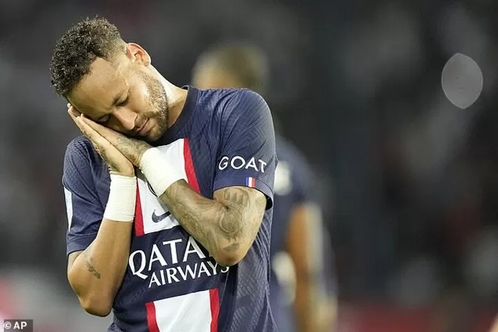 Neymar emulates Steph Curry's 'night night' celebration after second goal in PSG's latest win