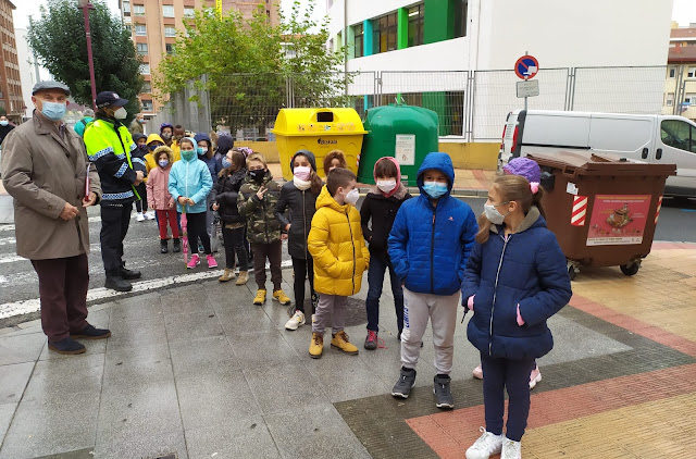 La Policía Local recorre las calles de Barakaldo con los escolares para impulsar la movilidad segura