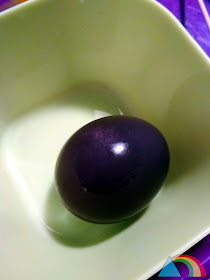 Huevo sin cáscara coloreado