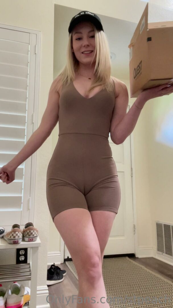 STPeach Nude Delivery Role Play