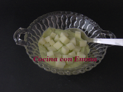 Crema fría de aguacate crujiente y salmón ahumado