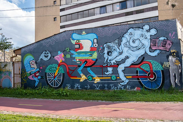 Grafite retratando caracteres de cartoon andando de bicicleta