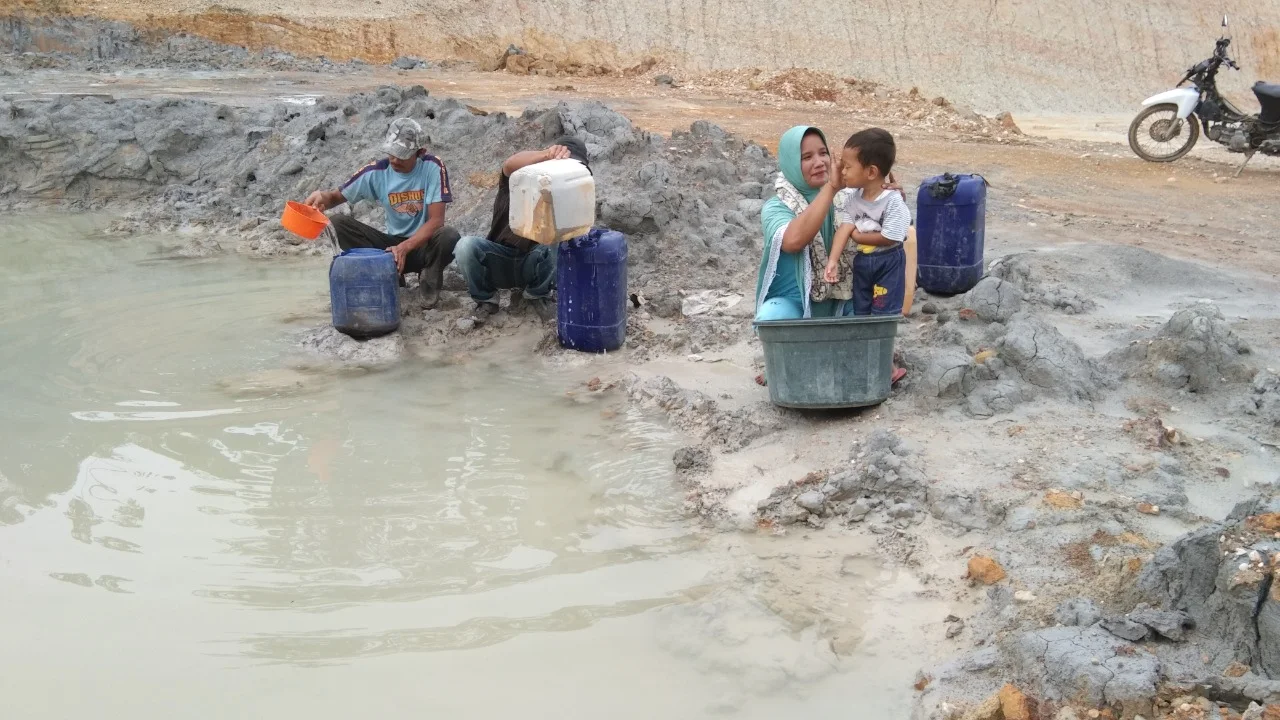 Sulit Dapatkan Air Bersih, Masyarakat Langsa Baro Terpaksa Ambil Air di Kolam Tadah Hujan Buatan