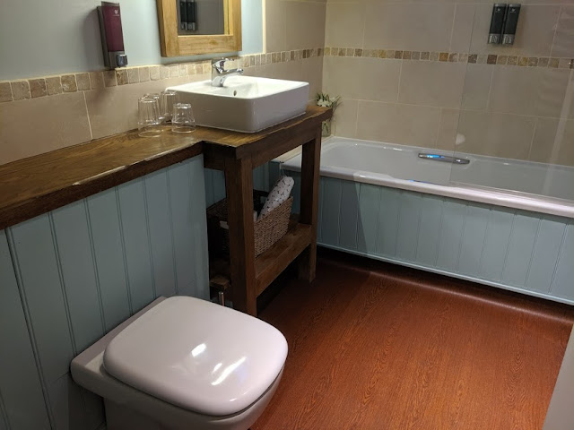 The King's Head Inn Pub near Roseberry Topping - Family Bathroom