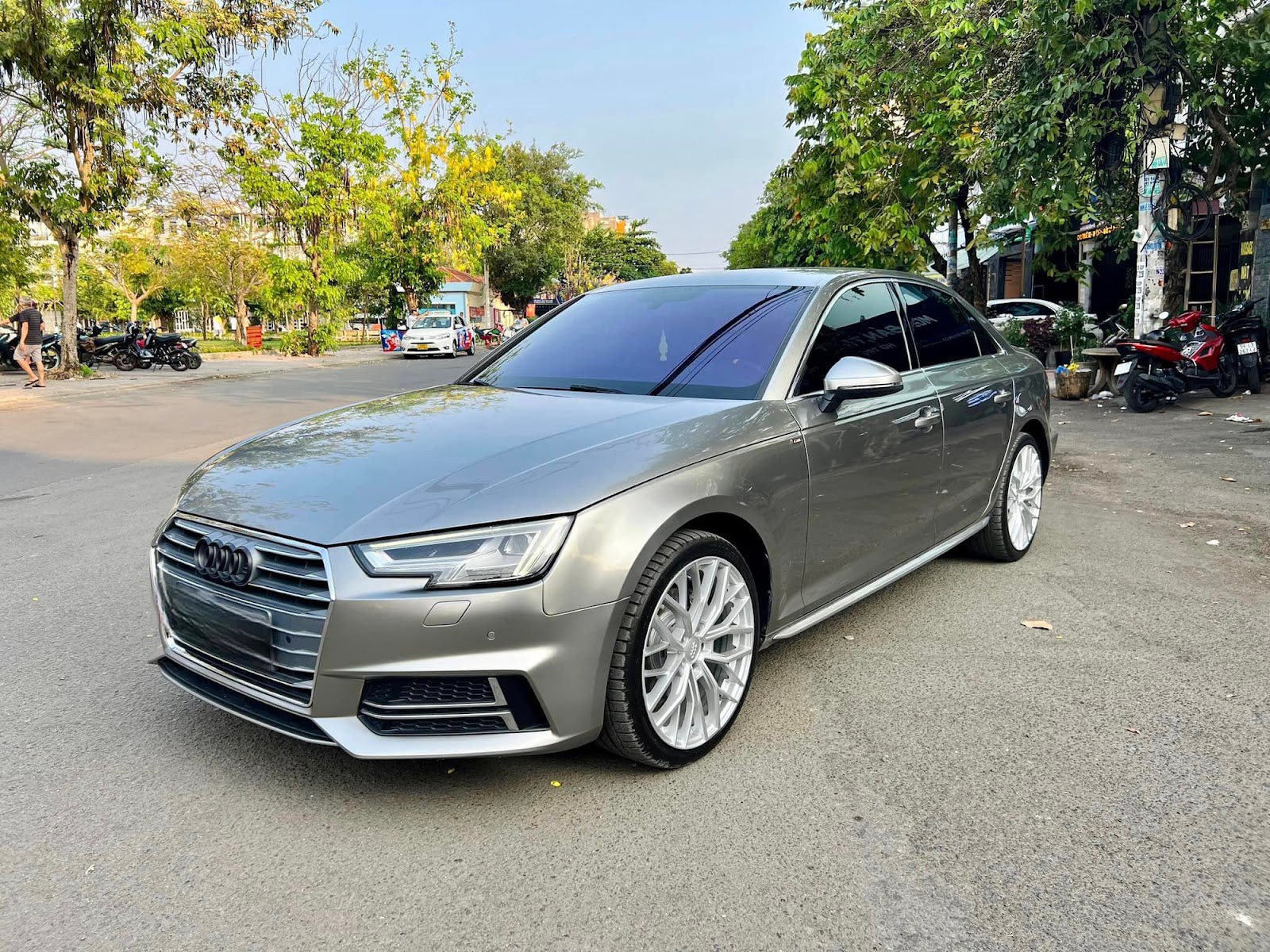 Chiếc Audi A4 phiên bản APEC giá 1 tỷ đồng này sẽ khiến người <a href=