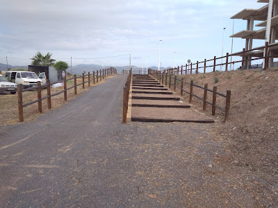 Trabajos de mantenimiento y restauración de los bancos y las traviesas de madera de la escalera de acceso a la zona recreativa del río Belcaire. Resultado final.