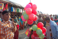 tha gubbare wala balloon seller at ganga tigri mela gajraula uttar pradesh