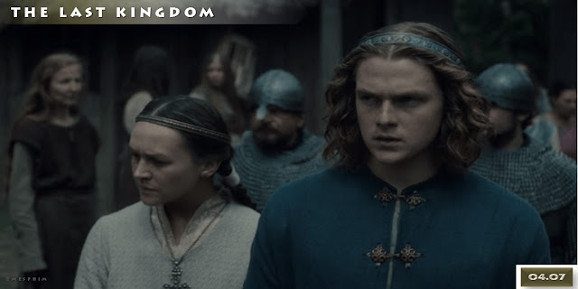 Vua Edward và Thái hậu trong lễ tang Lãnh chúa Aethelred. Link xem phim và mục lục các bộ phim Vương triều ở gần cuối bài viết.