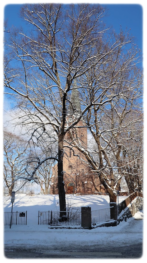 Sofienberg kirke sett fra hjørnet av Rathkes gate og Sofienberggata på Sofienberggata.