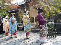 芸舞妓さんが白い菊を供える