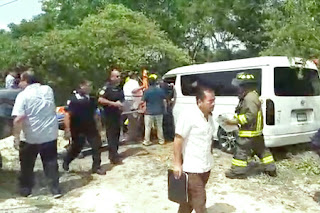 Choca una Van de pasaje contra una camioneta de Profepa en la carretera Cancún-Puerto Morelos. Hay lesionados