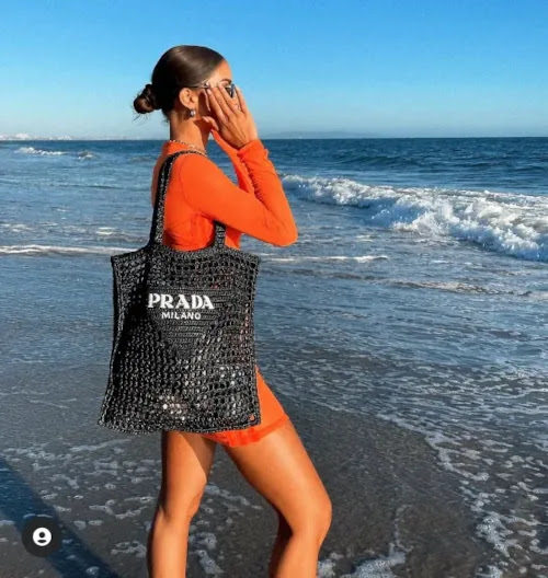 Bolsa de crochê da Prada é a nova queridinha das fashionistas; descubra  valor da peça