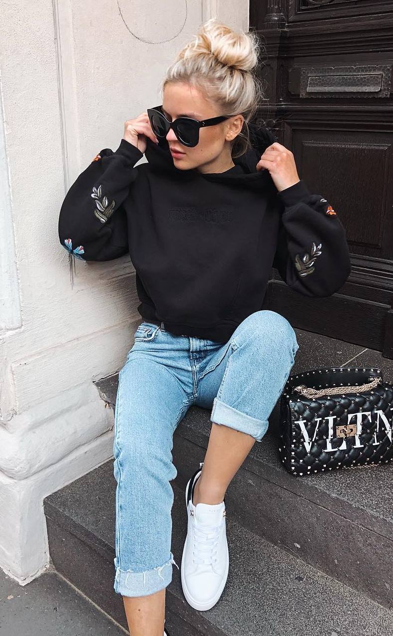 comfy outfit idea for this season : black embroidered sweashirt + jeans + bag + sneakers