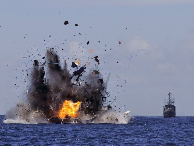 Indonésia ataca e explode barcos de pesca em suas águas