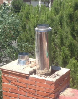 foto de entubar chimenea de un local en madrid