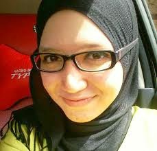 gambar cantik muslimah berkacamata
