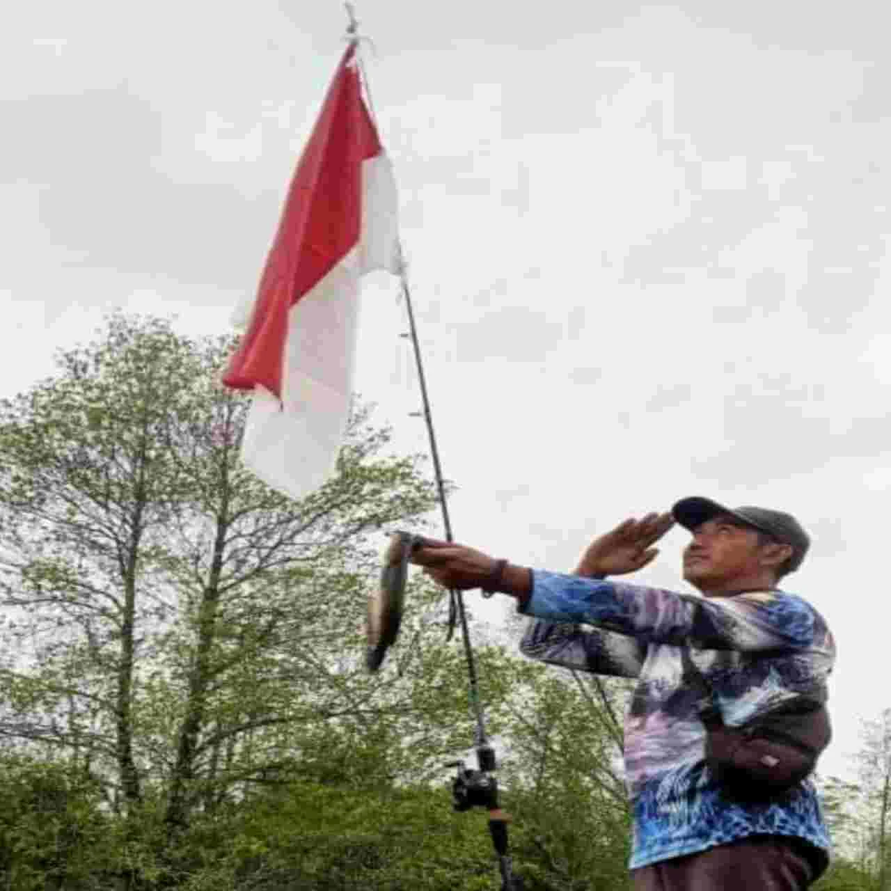 meme orang mancing hormat ke bendera