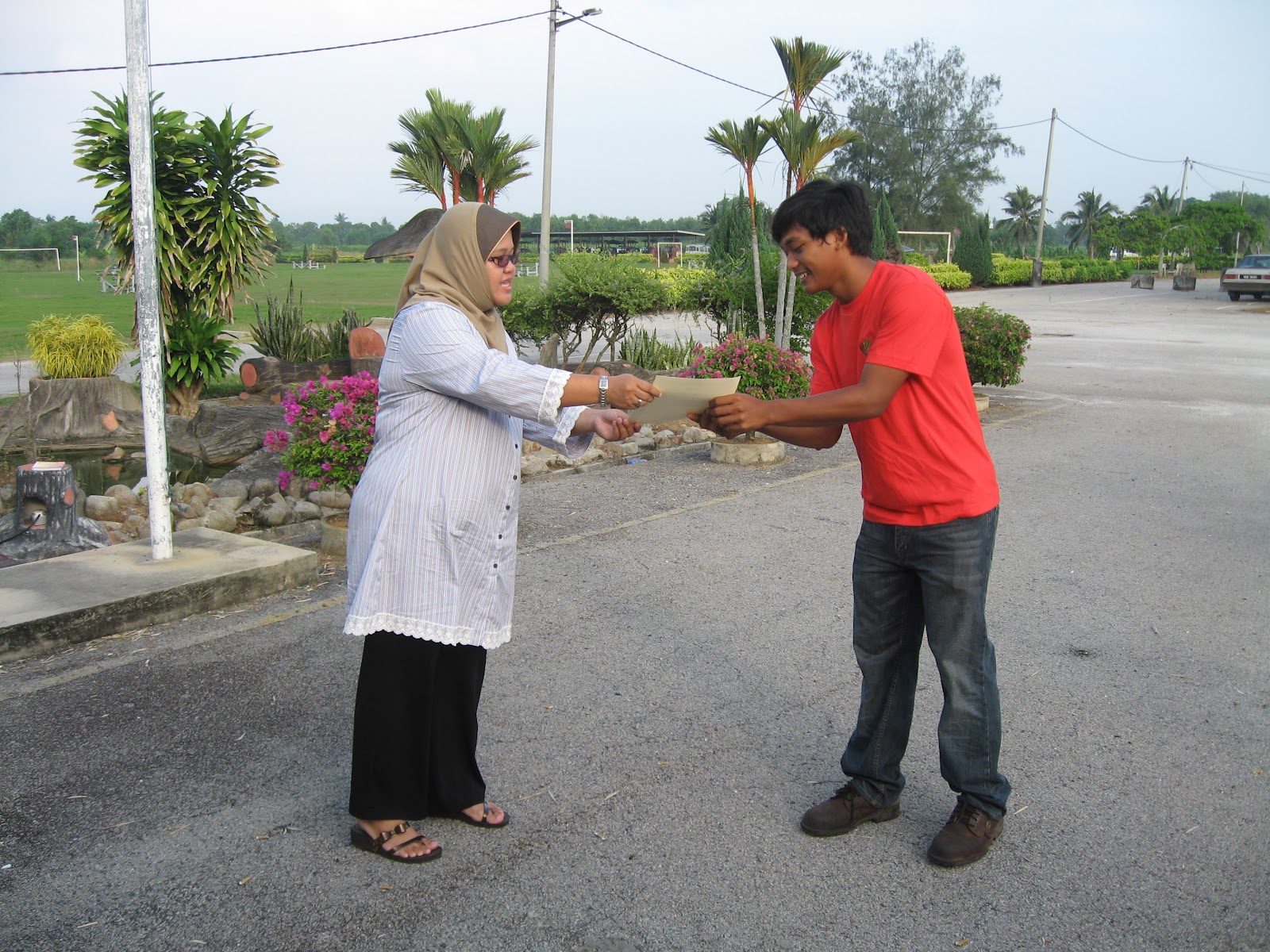 Penyampaian Sijil Penyertaan Dan Hadiah Tempat Ke 4 