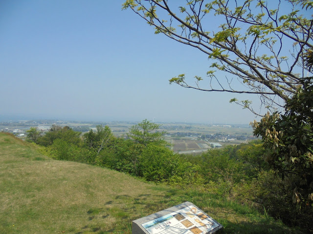 首長の墓から海を望む