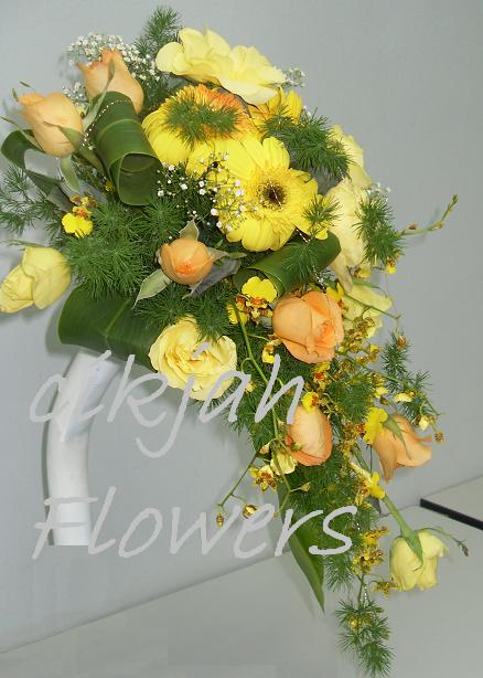 Oval or sometimes known as'Tear Drops' Bouquet is almost similar to the