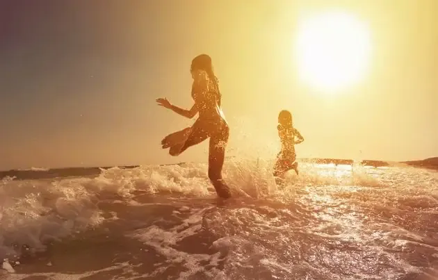 Ragazze si buttano in acqua