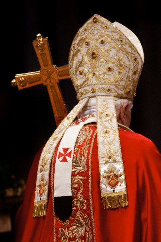 Tradisi Katolik Busana Liturgi Uskup