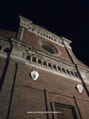 La facciata del duomo di Pavia di notte