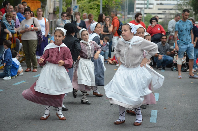 Amaia lleva hasta las fiestas de Llano las danzas vascas al aroma del chocolate de San Juan