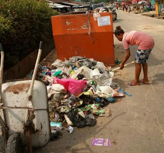  Photos: Lady ordered to clear up dump site after she was caught dumping refuse on the ground beside half-empty bin in Calabar