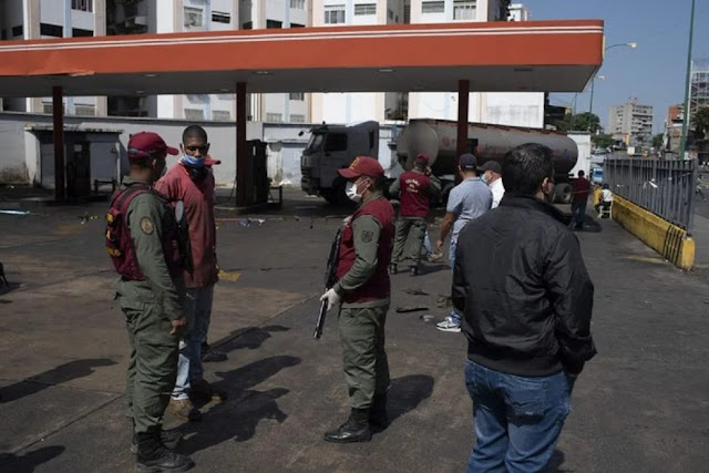 VENEZUELA: Soldados protegen las últimas gotas de gasolina en el país.