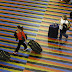 Los venezolanos sortean cada vez mayores obstáculos para comprar un pasaje aéreo