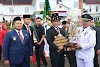 Pj Gubsu Serahkan Tunggul Kecamatan Terbaik I Kategori Kabupaten Tingkat Provsu Ke Camat Sipirok