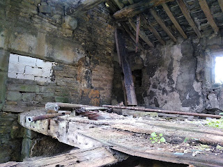 <img src="Extwistle Hall near Burnley Lancashire.jpeg" alt=" derelict halls and houses UK">