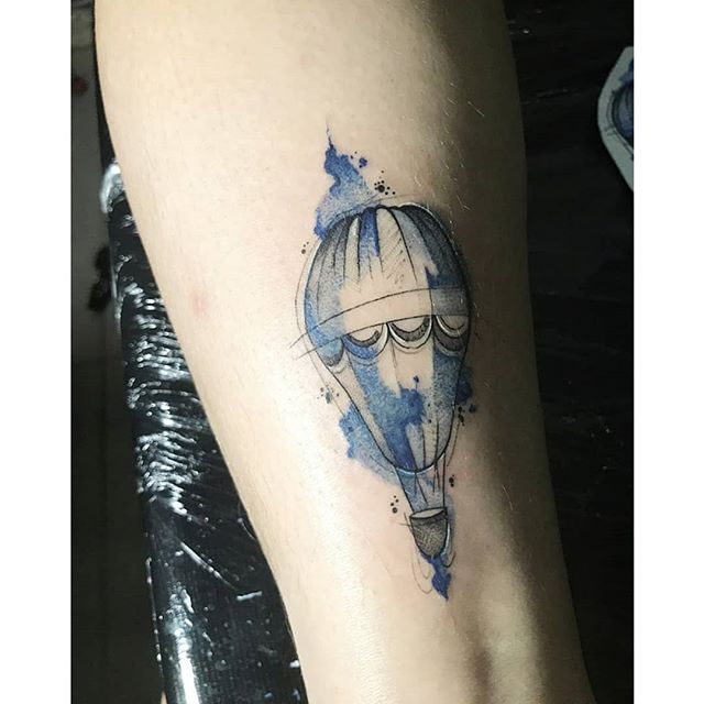 tatuagem feminina balao azul 