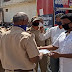 गाजीपुर: पूर्व सभासद ने पुलिसकर्मियों में बांटा इडली-सांभर