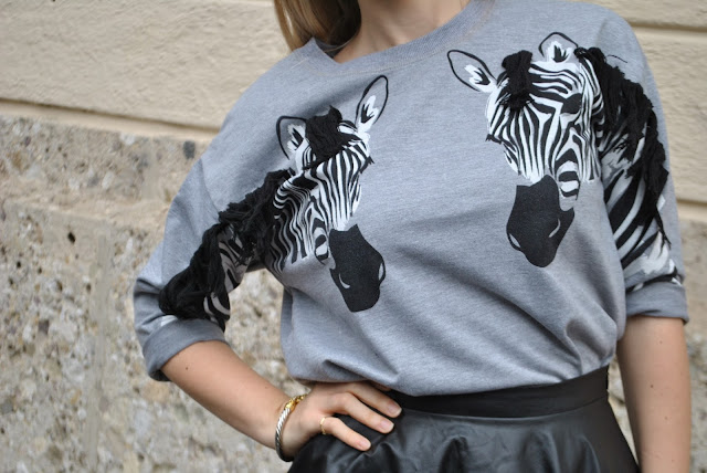 abbinamento gonna e felpa felpa con zebre stampate felpe manica a 3/4 skirt and sweatshirt how to combine skirt and sweatshirt how to match skirt and sweatshirt outfit febbraio 2016 outfit casual invernali outfit invernali ragazze bionde blonde hair blondie blonde girl mariafelicia magno fashion blogger colorblock by felym fashion blog italiani fashion blogger italiane blog di moda blogger italiane di moda fashion blogger bergamo fashion blogger milano fashion bloggers italy italian fashion bloggers influencer italiane italian influencer