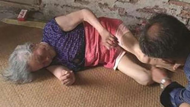 Astagfirullah!!! Miris Banget, Wanita Tua Ini Ditinggal Anaknya di Dekat Tong Sampah karena Sakit