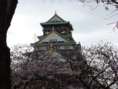 桜と大阪城