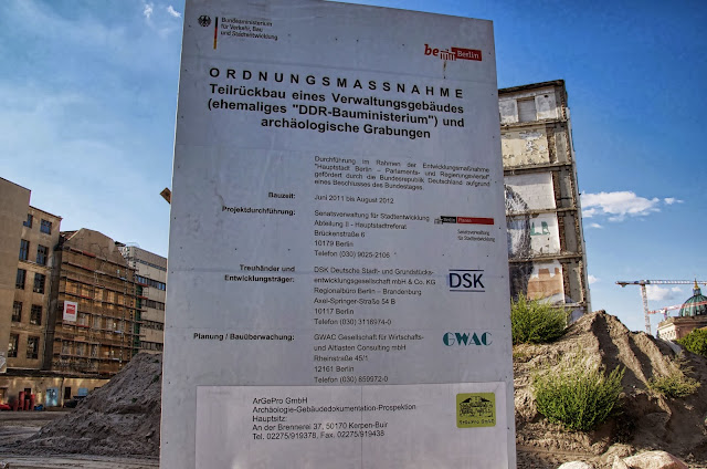 JR, Graffiti, Art, Kunst, Artist, Baustelle Ordnungsmassnahme, Teilrückbau eines Verwaltungsgebäudes ehemaliges "DDR-Bauministerium", Scharrenstraße / Breite Straße, 10178 Berlin, 01.10.2013