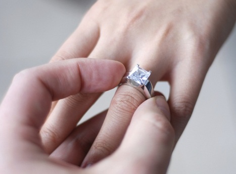 لماذا نضع خاتم الزواج في الإصبع الرابعة من اليد اليسرى بالذات ؟
